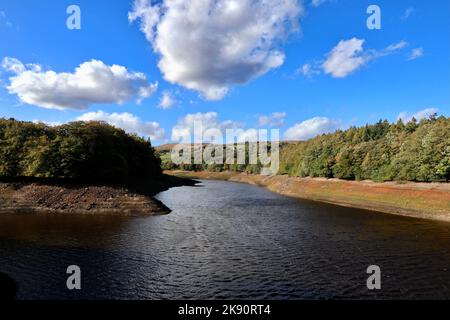 Niedrigwasser am Ryburn-Stausee in Ripponden. Stockfoto