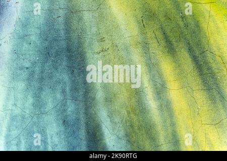 Alte rissige bemalte Wand, grunge Betonwand, bunte Textur, für den Hintergrund Stockfoto