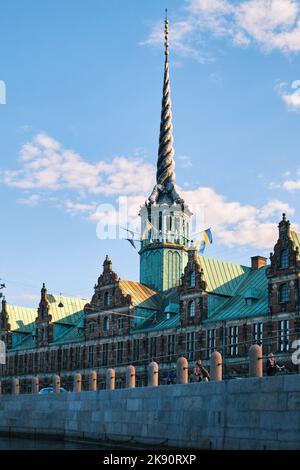 Kopenhagen, Dänemark - 2022. September: Blick auf das Börsengebäude von Borsen und seinen Turm, dessen Form die Schwänze von vier Drachen miteinander verflochten (Borsby Stockfoto