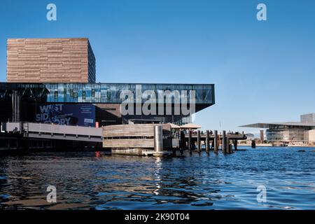 Kopenhagen, Dänemark - September 2022: Seitenansicht des Skuespilhuset, Königliches Dänisches Schauspielhaus mit moderner Architektur Stockfoto