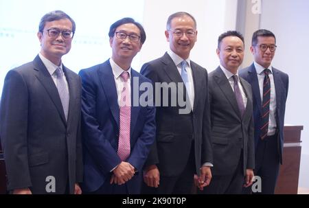 (Von links nach rechts) Stanley Chan Tat-keung, Leiter (Payment Systems Operation), Hong Kong Monetary Authority; Edmond Lau Ying-PAN, Deputy Chief Executive, Hong Kong Monetary Authority; Eddie Yue Wai-man, Chief Executive der HKMA; Darryl Chan Wai-man , Executive Director (Extern), Hong Kong Monetary Authority; Donald Chen, Senior Advisor (External), Hong Kong Monetary Authority; bei der Pressekonferenz der Behörde zum Soundbound-Handel im Rahmen von Bond Connect im HKMA Auditorium in IFC, Central. 15SEP21 SCMP/Winson Wong Stockfoto