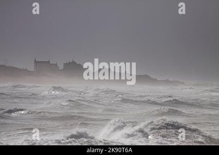 Die Klippen von Boa Nova, Leca da Palmeira, nördlich von Portugal, mitten im Nebel, an einem rauhen Seetag Stockfoto