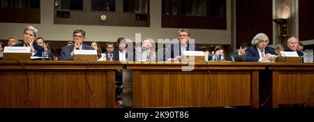 Regierungsbeamte, von links nach rechts, US-Außenminister John F. Kerry, US-Finanzminister Jacob Lew, US-Verteidigungsminister Ashton Carter, US-Energieminister Ernest Moniz und US-Armeegeneral Martin E. Dempsey, Vorsitzender der Joint Chiefs of Staff, Geben Sie am Mittwoch, dem 29. Juli 2015, vor dem US-Senatsausschuss für bewaffnete Dienste eine Erklärung zu den „Auswirkungen des Gemeinsamen umfassenden Aktionsplans (JCPOA) auf die Interessen der USA und das militärische Gleichgewicht im Nahen Osten“ auf dem Kapitol. Kredit: Ron Sachs/CNP Stockfoto