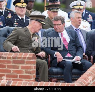 General Joseph Dunford spricht mit Verteidigungsminister Ashton Carter während der Ruhestandszeremonie von General Martin Dempsey in Fort Myer, Virginia, am 25. September 2015. Kredit: Chris Kleponis/CNP Stockfoto