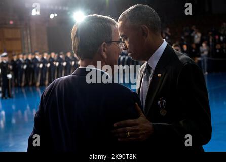 US-Präsident Barack Obama schüttelt während der Abschiedszeremonie der US-Streitkräfte von Präsident Obama in der Joint Base Myers-Henderson Hall in Virginia am 4. Januar 2017 die Hände von Verteidigungsministerin Ashton Carter. Die fünf Klammern des Militärs ehrten den Präsidenten und den Vizepräsidenten für ihren Dienst am Ende ihrer letzten Amtszeit. Kredit: Kevin Dietsch/Pool über CNP Stockfoto