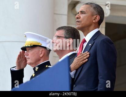 Washington, DC. 30.. Mai 2016. Der Präsident der Vereinigten Staaten, Barack Obama (R), der Vorsitzende der Generalstabschefs, General Joseph Dunford (L), und Verteidigungsminister Ashton Carter hören sich die Nationalhymne an, als sie am Memorial Day, dem 30. Mai, im Amphitheater auf dem Arlington National Cemetery, Arlington, Virginia, die Rede war. 2016, in der Nähe von Washington, DC. Obama würdigte die gefallenen Mitglieder des Militärdienstes des Landes. Quelle: Mike Theiler/Pool via CNP/dpa/Alamy Live News Stockfoto