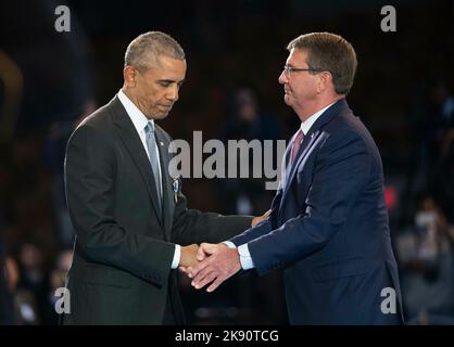 US-Präsident Barack Obama schüttelt während der Abschiedszeremonie der Obama-Streitkräfte zur Vollverehrung am 4. Januar 2017 in der Joint Base Myers-Henderson Hall in Virginia die Hände von Verteidigungsministerin Ashton Carter. Die fünf Klammern des Militärs ehrten den Präsidenten und den Vizepräsidenten für ihren Dienst am Ende ihrer letzten Amtszeit. Kredit: Kevin Dietsch/Pool über CNP Stockfoto