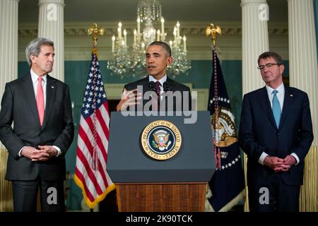 Washington, DC. 25.. Februar 2016. Flankiert von US-Außenminister John Kerry, links, und US-Verteidigungsminister Ashton Carter, gibt rechts US-Präsident Barack Obama, Mitte, nach einem Treffen mit seinem Nationalen Sicherheitsrat im Außenministerium am 25. Februar 2016 in Washington, DC, eine Erklärung ab. Im Mittelpunkt des Treffens standen die Lage mit dem IS und Syrien sowie andere regionale Fragen. Kredit: Drew Angerer/Pool via CNP/dpa/Alamy Live News Stockfoto