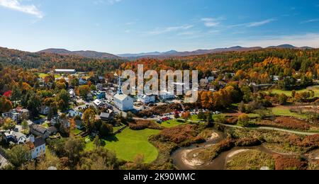 Panorama-Luftaufnahme der Stadt Stowe in Vermont im Herbst Stockfoto