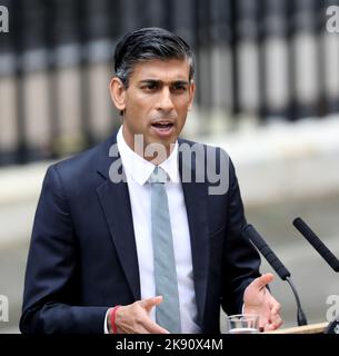 London, Großbritannien. 25. Oktober 2022. Der neue britische Premierminister Rishi Sunak hält seine erste Rede vor der 10 Downing Street in London, Großbritannien, am 25. Oktober 2022. Rishi Sunak wurde am Dienstag zum neuen britischen Premierminister, nachdem er König Charles III. Im Buckingham Palace treffen konnte, wo ihn der Monarch nach dem Rücktritt von Liz Truss zur Regierungsbildung aufforderte. Sunak, der ehemalige britische Finanzminister, gewann am Montag das Führungsrennen der regierenden Konservativen Partei. Kredit: Li Ying/Xinhua/Alamy Live Nachrichten Stockfoto