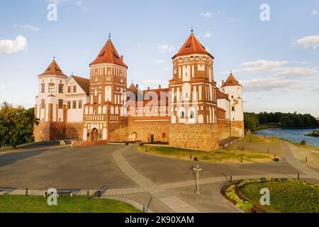 Blick auf die mittelalterliche Burg mir bei sonnigem Sommerwetter Stockfoto