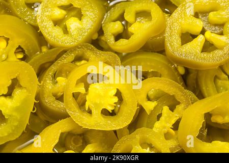 Hausgemachte, eingelegte Jalapeno-Paprika in einer Schüssel Stockfoto