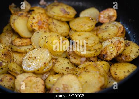 Bauernfrühstück mit Schinkeneiern und Bratkartoffeln Stockfoto