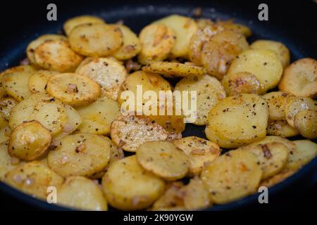 Bauernfrühstück mit Schinkeneiern und Bratkartoffeln Stockfoto