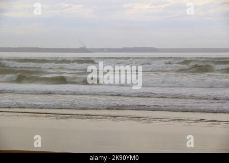 Brechende Wellen an einem windigen Oktobernachmittag Playa de San Lorenzo Gijon Asturias Spanien Stockfoto