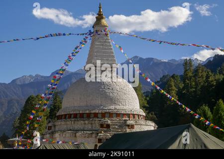 Buddhistisches Denkmal Chendebji chorten in der Nähe von Trongsa, Zentral-Bhutan, ein Stupa im nepalesischen Stil mit Gebetsfahnen Dekoration für das jährliche Festival gebaut Stockfoto