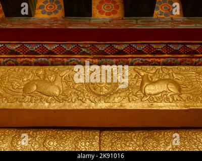 Gold Repousse Metallsymbol von Buddhas erster Predigt im Hirschpark in Sarnath mit Hirschen und dharmahakra oder Dharma-Rad, Punakha Dzong, Bhutan Stockfoto