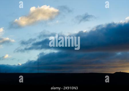 Dramatische Wolken bei Sonnenaufgang im Herbst über Rivington Pike Winter Hill West Pennines Lancashire Stockfoto