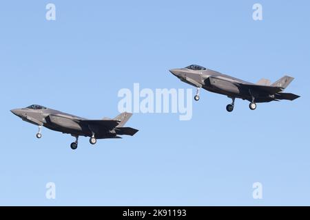 Ein Paar Lockheed Martin F-35A Lightning II-Streikkämpfer auf dem Weg in die RAF Lakenheath. Stockfoto