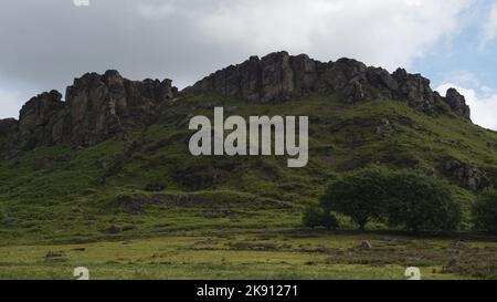 Die Kakerlaken (oder Roches) sind ein vom Wind gemeißelter Ausbiss aus Steingesteinen im Peak District National Park in der Nähe von Leek, Staffordshire Stockfoto