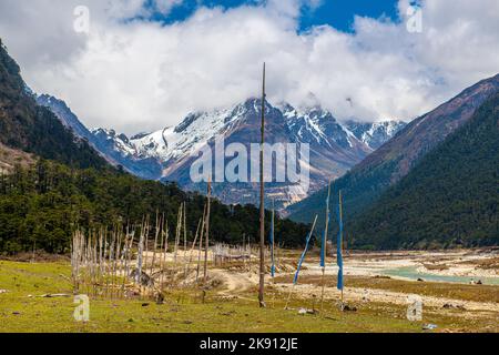 Die wunderschönen Berge im Yumesamdong Tal mit flauschigen Wolken Stockfoto