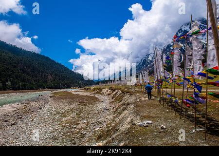 Die wunderschönen Berge im Yumesamdong Tal mit flauschigen Wolken Stockfoto