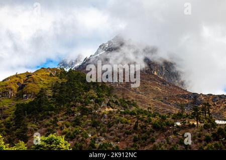 Die wunderschönen Berge im Yumesamdong Tal mit flauschigen Wolken Stockfoto