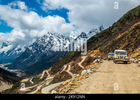 Die wunderschönen schneebedeckten Berge im Yumesamdong Tal mit flauschigen Wolken überzogen Stockfoto