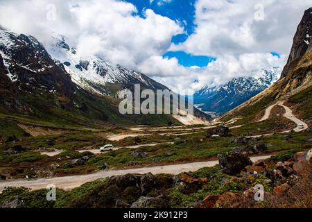 Die wunderschönen Berge im Yumesamdong Tal mit flauschigen Wolken Stockfoto
