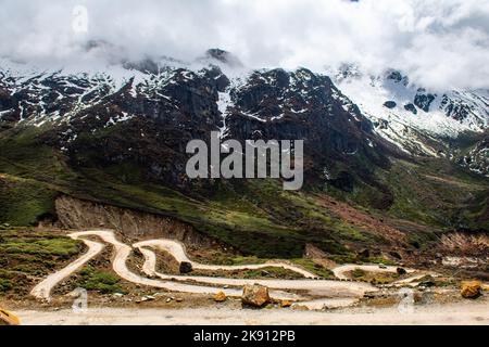 Die wunderschönen Berge im Yumesamdong Tal mit flauschigen Wolken Stockfoto