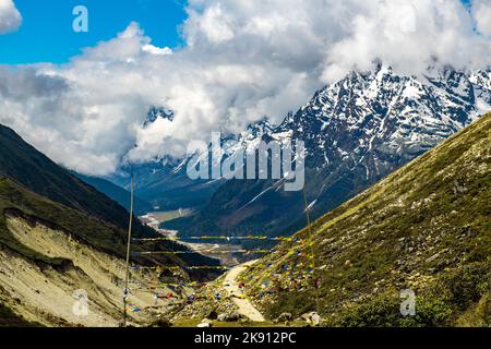 Die wunderschönen Berge im Yumesamdong Tal mit flauschigen Wolken Stockfoto