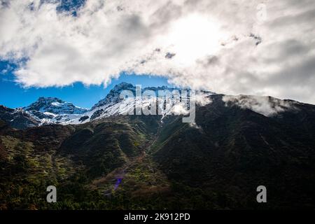 Die wunderschönen Berge im Yumesamdong Tal mit flauschigen Wolken Stockfoto
