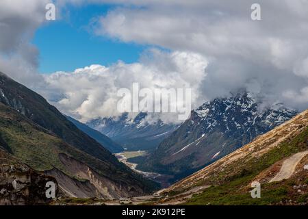Die wunderschönen Berge im Yumesamdong Tal mit flauschigen Wolken Stockfoto