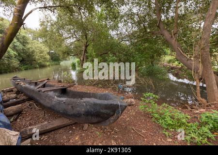 Malerische Aussicht mit Boot am Zuari River bei Borim - Goa, Indien Stockfoto