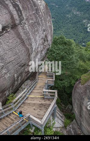 Eine vertikale Aufnahme einer Holztreppe im Chimney Rock State Park. Rutherford County, Usa. Stockfoto