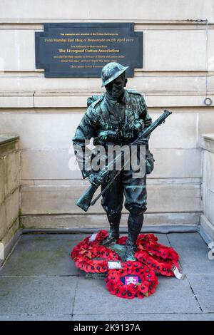 WW 1 Lot mit Gewehr, eine Gedenkstatut auf dem Exchange Square in Liverpool Stockfoto