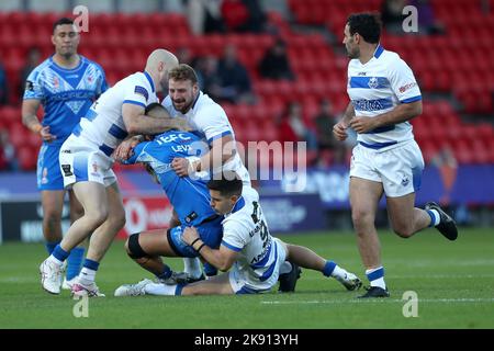 Samoas Danny Levi wird am Sonntag, den 23.. Oktober 2022, von den griechischen Jake Kambos und Peter Mamouzelos beim Rugby League World Cup Group A Spiel 2021 zwischen Samoa und Griechenland im Eco-Power Stadium, Doncaster, angegangen. (Kredit: Mark Fletcher | MI News ) Kredit: MI Nachrichten & Sport /Alamy Live News Stockfoto