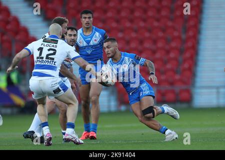 Samoas Danny Levi tritt am 2021 Sonntag, den 23.. Oktober 2022, beim Rugby League World Cup Group A Spiel zwischen Samoa und Griechenland im Eco-Power Stadium, Doncaster, gegen die Griechen Jake Kambos und Nichola Flocas an. (Kredit: Mark Fletcher | MI News ) Kredit: MI Nachrichten & Sport /Alamy Live News Stockfoto