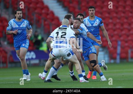 Samoas Danny Levi tritt am 2021 Sonntag, den 23.. Oktober 2022, beim Rugby League World Cup Group A Spiel zwischen Samoa und Griechenland im Eco-Power Stadium, Doncaster, gegen die Griechen Jake Kambos und Nichola Flocas an. (Kredit: Mark Fletcher | MI News ) Kredit: MI Nachrichten & Sport /Alamy Live News Stockfoto