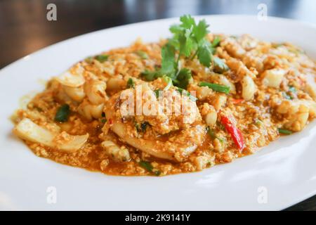 Gebratene Meeresfrüchte in einem Puder umrühren, gebratenen Tintenfisch in gelbem, zum Servieren umrühren Stockfoto