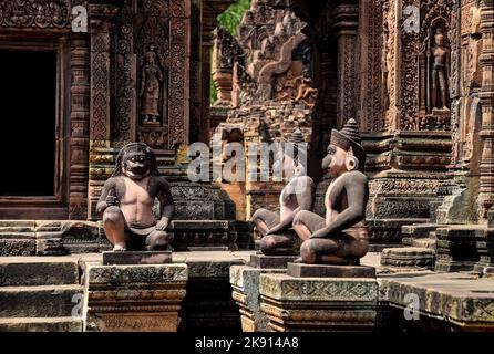 Banteay Srei oder Banteay Srey ist ein kambodschanischer Tempel aus dem 10.. Jahrhundert, der dem Hindu-gott Shiva gewidmet ist. Das Hotel liegt in der Gegend von Angkor, es liegt in der Nähe des Hügels Stockfoto