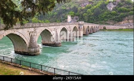 Eine schöne Aufnahme der historischen Mehmed Pasa Sokolovic Brücke über den Fluss Drina in Visegrad Stockfoto