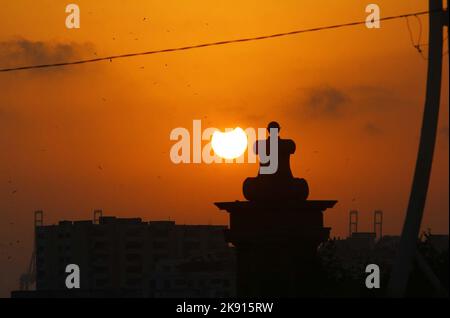 Hyderabad, Pakistan, 25. Oktober 2022. Ansicht einer teilweisen „Sonnenfinsternis“, die am Dienstag, den 25. Oktober 2022 in Karachi gesehen wurde. Die zweite Sonnenfinsternis von 2022 wird heute (Dienstag) stattfinden, so eine Erklärung der MET-Behörden. Dem Bericht des MET-Departements zufolge wird Pakistan, der Großteil Europas, Nordafrikas, des Nahen Ostens und Westasiens die Sonnenfinsternis erleben. In Pakistan beginnt die partielle Eklipse bei 1:58pm und endet bei 6,02pm mit der größten Eklipse, die bei 4pm auftritt. Die Sonnenfinsternis wird in Karachi, Islamabad, Lahore Peshawar, Quetta und anderen Städten zu sehen sein. Stockfoto