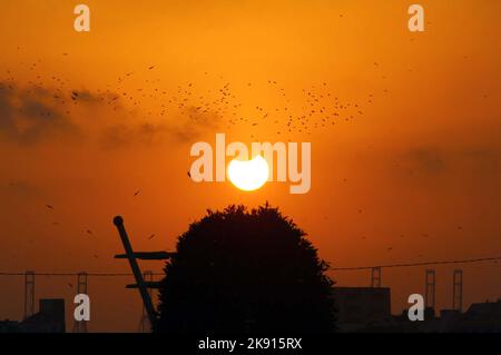 Hyderabad, Pakistan, 25. Oktober 2022. Ansicht einer teilweisen „Sonnenfinsternis“, die am Dienstag, den 25. Oktober 2022 in Karachi gesehen wurde. Die zweite Sonnenfinsternis von 2022 wird heute (Dienstag) stattfinden, so eine Erklärung der MET-Behörden. Dem Bericht des MET-Departements zufolge wird Pakistan, der Großteil Europas, Nordafrikas, des Nahen Ostens und Westasiens die Sonnenfinsternis erleben. In Pakistan beginnt die partielle Eklipse bei 1:58pm und endet bei 6,02pm mit der größten Eklipse, die bei 4pm auftritt. Die Sonnenfinsternis wird in Karachi, Islamabad, Lahore Peshawar, Quetta und anderen Städten zu sehen sein. Stockfoto