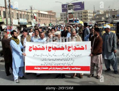 Hyderabad, Pakistan, 25. Oktober 2022. Aktivisten der Peoples Party (PPP) Alamdar Road Unit veranstalten am Dienstag, den 25. Oktober 2022, in Mannan Chowk in Quetta eine Protestkundgebung gegen die Verlängerung der sui-Gaslast in ihrem Gebiet. Stockfoto