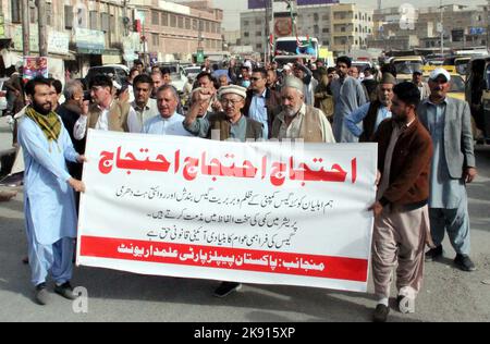 Hyderabad, Pakistan, 25. Oktober 2022. Aktivisten der Peoples Party (PPP) Alamdar Road Unit veranstalten am Dienstag, den 25. Oktober 2022, in Mannan Chowk in Quetta eine Protestkundgebung gegen die Verlängerung der sui-Gaslast in ihrem Gebiet. Stockfoto