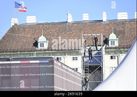 Wien, Österreich. 25. Okt. 2022. Vorbereitungen für den Osterreichischen Heldenplatz in Wien. Das Bild zeigt den „Flying Fox“ der Bundesarmee Stockfoto