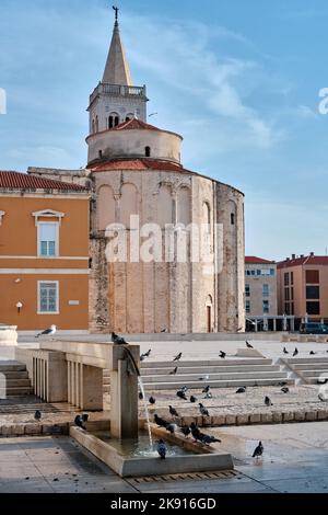 Die mittelalterliche Kirche des heiligen Donatus in der Altstadt von Zadar, Kroatien, wurde über dem Forum Romanum erbaut und hat die römische Architektur in ihren Fundamenten integriert. Stockfoto