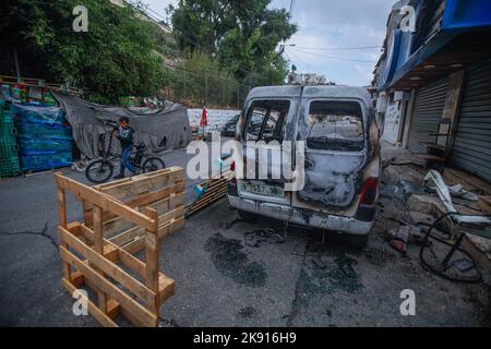 Nablus, Palästina. 25. Oktober 2022. Allgemeine Ansicht eines beschädigten Autos nach Zusammenstößen zwischen der israelischen Armee und Palästinensern während eines israelischen Angriffs in der besetzten Stadt Nablus im Westjordanland. Palästinensische Gesundheitsbeamte sagen, dass fünf Palästinenser getötet und 20 verletzt wurden. Israel hat der Gruppe (Lions' Den) vorgeworfen, einen Soldaten getötet und mehrere Angriffe versucht zu haben. Kredit: SOPA Images Limited/Alamy Live Nachrichten Stockfoto