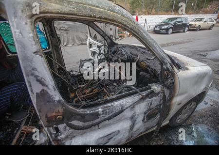 Nablus, Palästina. 25. Oktober 2022. Allgemeine Ansicht eines beschädigten Autos nach Zusammenstößen zwischen der israelischen Armee und Palästinensern während eines israelischen Angriffs in der besetzten Stadt Nablus im Westjordanland. Palästinensische Gesundheitsbeamte sagen, dass fünf Palästinenser getötet und 20 verletzt wurden. Israel hat der Gruppe (Lions' Den) vorgeworfen, einen Soldaten getötet und mehrere Angriffe versucht zu haben. Kredit: SOPA Images Limited/Alamy Live Nachrichten Stockfoto